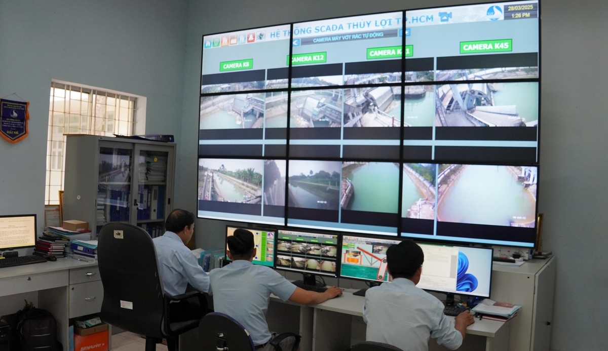Các máy dọn rác tự động được vận hành bởi hệ thống SCADA và có thể điều khiển từ xa qua thiết bị di động. Ảnh: Lê Bình.