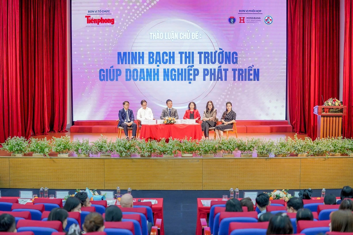 Hội thảo 'Mỹ phẩm: Từ công bố, sản xuất đến đảm bảo chất lượng' thu hút sự tham gia của đông đảo sinh viên, doanh nghiệp, các chuyên gia đầu ngành. Ảnh: Phạm Nguyễn.