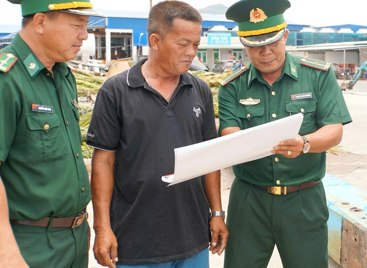 Bộ đội biên phòng tuyên truyền về chống khai thác IUU cho ngư dân. Ảnh: Nguyễn Thủy. Bộ đội biên phòng tuyên truyền về chống khai thác IUU cho ngư dân. Ảnh: Nguyễn Thủy.