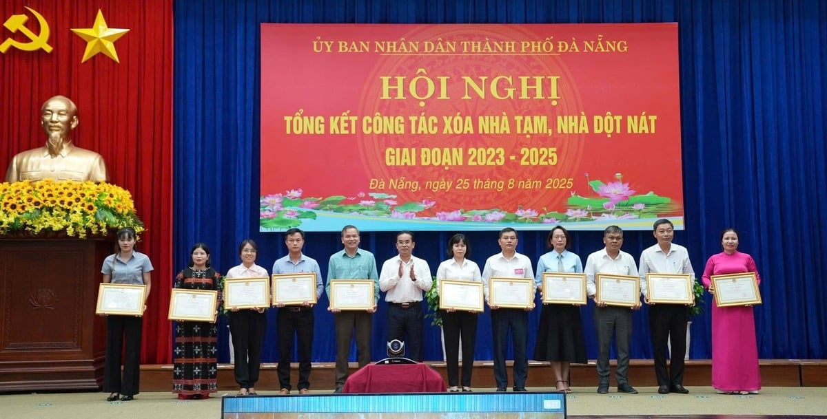 Lãnh đạo TP Đà Nẵng trao bằng khen cho các tập thể, cá nhân có thành tích trong thực hiện công tác xóa nhà tạm, nhà dột nát. Ảnh: Lan Anh. Lãnh đạo TP Đà Nẵng trao bằng khen cho các tập thể, cá nhân có thành tích trong thực hiện công tác xóa nhà tạm, nhà dột nát. Ảnh: Lan Anh.