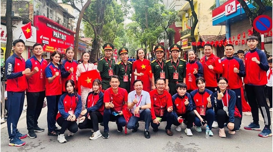 Các nghệ sĩ và vận động viên tham gia diễu binh Khối Văn hóa, Thể thao. Ảnh: DV Mai Thu Huyền cung cấp. Các nghệ sĩ và vận động viên tham gia diễu binh Khối Văn hóa, Thể thao. Ảnh: DV Mai Thu Huyền cung cấp.