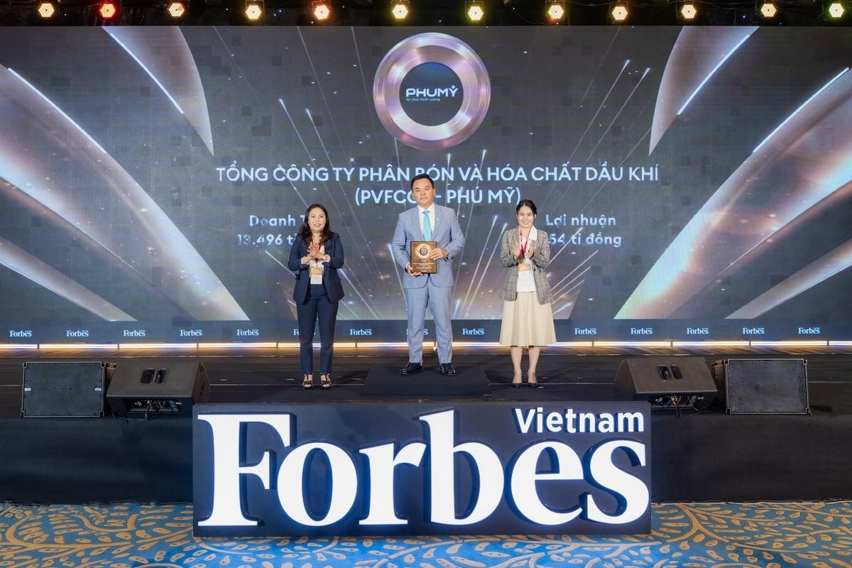 Ông Nguyễn Xuân Hòa, Chủ tịch HĐQT Phú Mỹ/PVFCCo (đứng giữa) nhận Danh hiệu TOP 50 công ty niêm yết tốt nhất Việt Nam 2025. Ảnh: Đức Trung.
