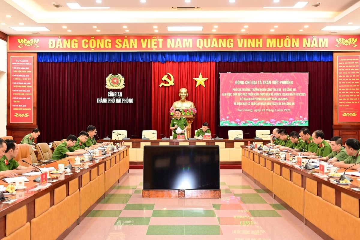 Đại tá Trần Viết Phương – Phó Cục trưởng Cục Cảnh sát phòng, chống tội phạm về môi trường, Bộ Công an làm việc với Công an TP Hải Phòng. Ảnh: Công an thành phố Hải Phòng.