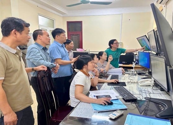 Đoàn công tác cùng cán bộ KTTV trao đổi về các phương án dự báo, bảo đảm thông tin kịp thời đến các cấp chính quyền và nhân dân. Ảnh: Trà My