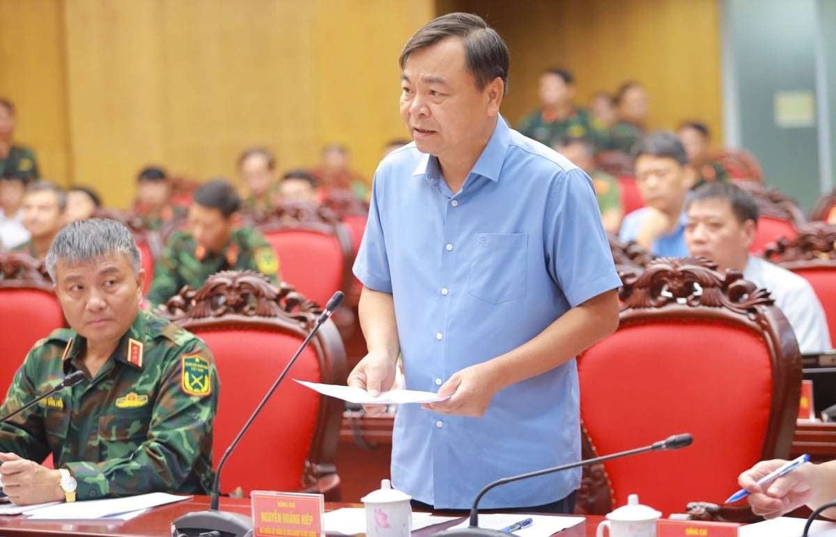 Thứ trưởng Nguyễn Hoàng Hiệp yêu cầu các địa phương tập trung đến hệ thống đê biển. Ảnh: Ngọc Linh. Thứ trưởng Nguyễn Hoàng Hiệp yêu cầu các địa phương tập trung đến hệ thống đê biển. Ảnh: Ngọc Linh.