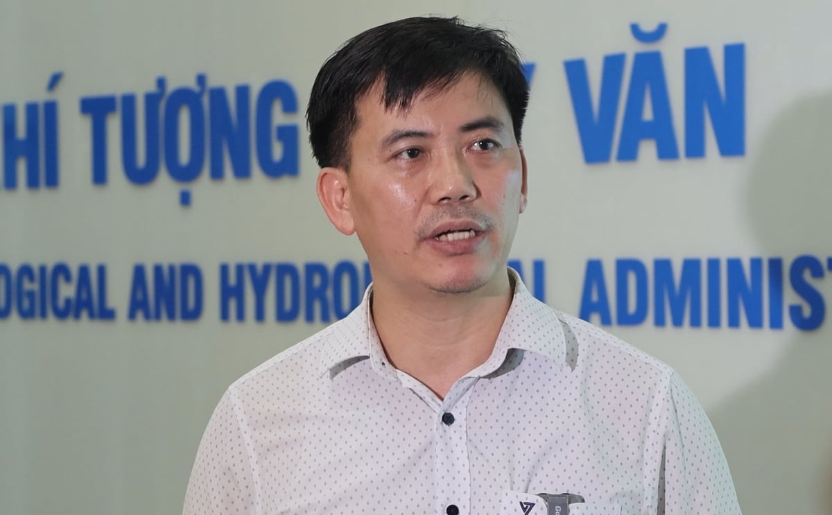 Ông Nguyễn Văn Hưởng, Trưởng phòng Dự báo thời tiết, Trung tâm Dự báo Khí tượng Thủy văn quốc gia (Cục Khí tượng thủy văn, Bộ Nông nghiệp và Môi trường) cho biết, khi bão vào bờ sẽ có khoảng lặng thể hiện tâm bão đi qua. Ảnh: Trung Nguyên. Ông Nguyễn Văn Hưởng, Trưởng phòng Dự báo thời tiết, Trung tâm Dự báo Khí tượng Thủy văn quốc gia (Cục Khí tượng thủy văn, Bộ Nông nghiệp và Môi trường) cho biết, khi bão vào bờ sẽ có khoảng lặng thể hiện tâm bão đi qua. Ảnh: Trung Nguyên.
