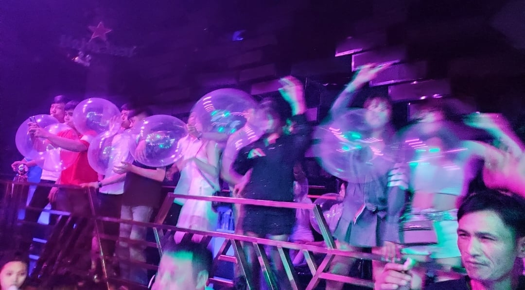 Khách hàng sử dụng 'bóng cười' tại Club 47. Ảnh: Tuấn Trần. Khách hàng sử dụng 'bóng cười' tại Club 47. Ảnh: Tuấn Trần.