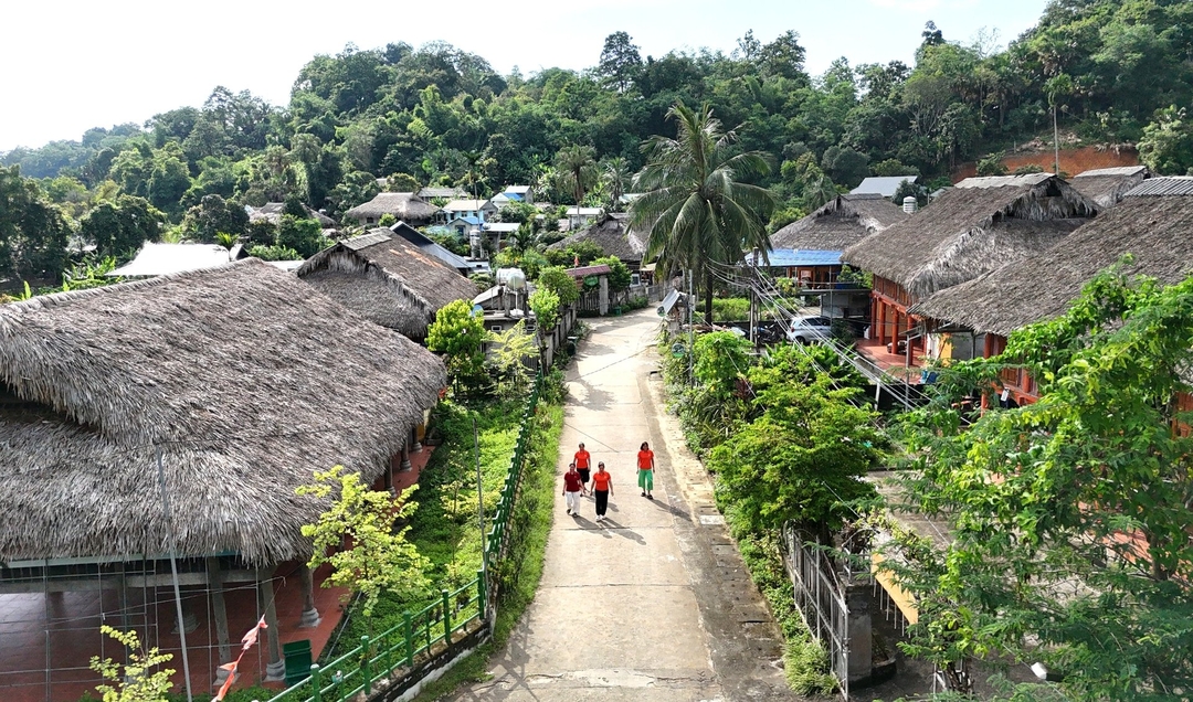 Làng Tân Lập, xã Tân Trào, nơi có 100% hộ người dân tộc Tày sinh sống. Những năm kháng chiến, người làng Tân Lập đã chở che, nuôi Bác Hồ, Đại tướng Võ Nguyên Giáp và cán bộ kháng chiến. Làng Tân Lập, xã Tân Trào, nơi có 100% hộ người dân tộc Tày sinh sống. Những năm kháng chiến, người làng Tân Lập đã chở che, nuôi Bác Hồ, Đại tướng Võ Nguyên Giáp và cán bộ kháng chiến.