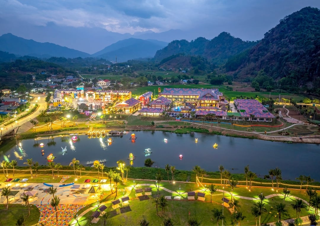 Khu nghỉ dưỡng Flamingo Tân Trào được đầu tư xây dựng và đi vào hoạt động, khiến bức tranh du lịch của Tân Trào thêm khởi sắc, rực rỡ. Khu nghỉ dưỡng Flamingo Tân Trào được đầu tư xây dựng và đi vào hoạt động, khiến bức tranh du lịch của Tân Trào thêm khởi sắc, rực rỡ.