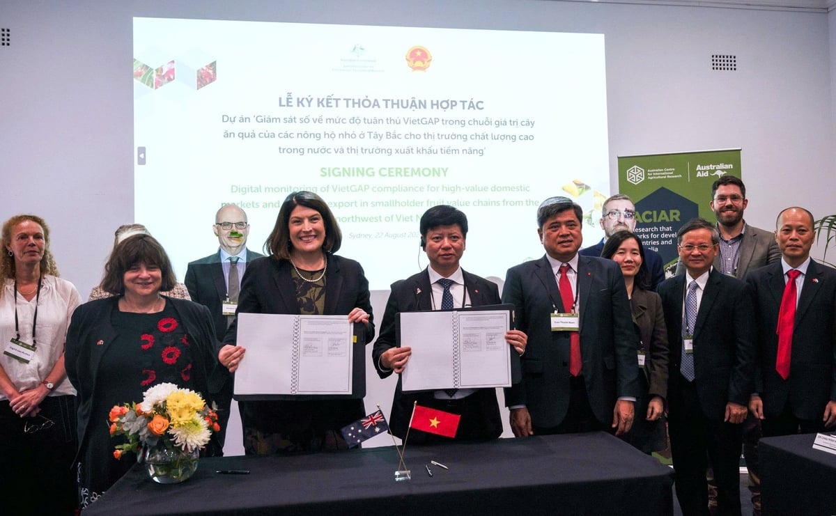 Professor Wendy Umberger, ACIAR CEO and Dr Pham Ngoc Mau, Deputy General of International Cooperation Department, Ministry of Agriculture and Environment signed a bilateral agreement on the new project supporting Vietnamese Northwest fruit farmers digitalise their production to have better market access. Photo: Australian Embassy in Vietnam.