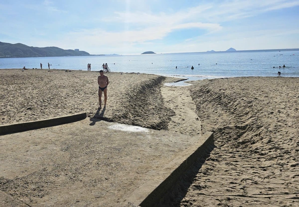 Hiện trường dấu vết nước thải tràn chảy ra vịnh Nha Trang sau trận mưa lớn vào 25/6 vừa qua. Ảnh: Kim Sơ.