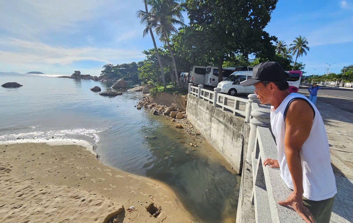 Một cửa xả gần khu vực Hòn Chồng, phường Bắc Nha Trang thường chảy nước râm rỉ màu đen và bốc mùi hôi. Ảnh: Kim Sơ.