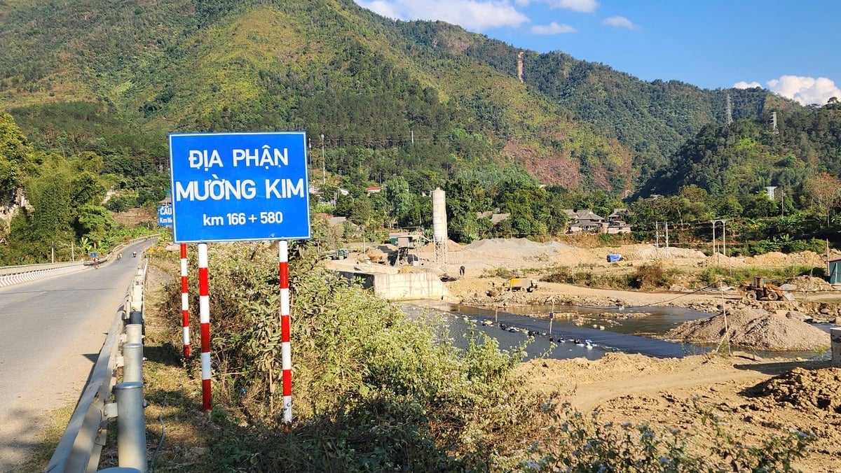 Công trình đập thu nước, gần ngay cầu Mương Kim, liệu khoảng cách có an toàn theo như quy định. Ảnh: ĐH. Công trình đập thu nước, gần ngay cầu Mương Kim, liệu khoảng cách có an toàn theo như quy định. Ảnh: ĐH.