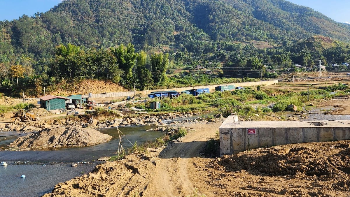Tuyến cống dẫn dòng của Nhà máy Thủy điện Mường Kim 3, có hai đập thu nước: một đập thu nước từ suối Nậm Kim và một đập thu nước từ suối Nậm Bốn. Ảnh: ĐH. Tuyến cống dẫn dòng của Nhà máy Thủy điện Mường Kim 3, có hai đập thu nước: một đập thu nước từ suối Nậm Kim và một đập thu nước từ suối Nậm Bốn. Ảnh: ĐH.