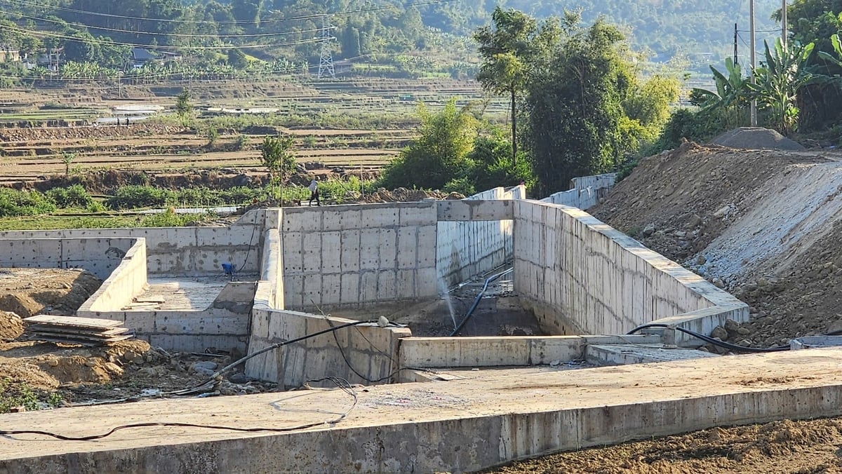 Hố thu nước và cống dẫn dòng của thủy điện Mường Kim 3, được xây dựng ngay gần cầu Mường Kim, Quốc lộ 279. Liệu có vi phạm chỉ giới hay không, cần sớm kiểm tra, làm rõ. Ảnh: ĐH. Hố thu nước và cống dẫn dòng của thủy điện Mường Kim 3, được xây dựng ngay gần cầu Mường Kim, Quốc lộ 279. Liệu có vi phạm chỉ giới hay không, cần sớm kiểm tra, làm rõ. Ảnh: ĐH.