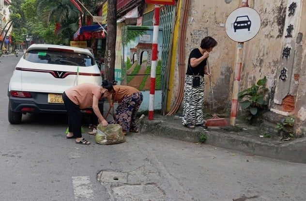 Nhân dân trong khu phố cùng nhau tham gia vệ sinh lan toả tinh thần đoàn kết. Ảnh: Trung tâm VHTT&TT Tây Hồ. Nhân dân trong khu phố cùng nhau tham gia vệ sinh lan toả tinh thần đoàn kết. Ảnh: Trung tâm VHTT&TT Tây Hồ.