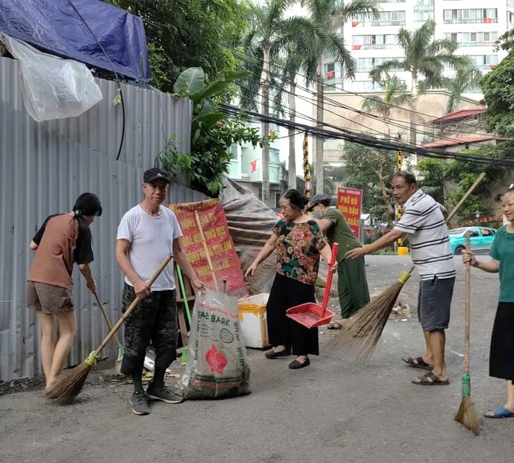 Người dân tại các ngõ xóm tham gia dọn dẹp vệ sinh trả lại cảnh quan sạch đẹp cho phố phường Tây Hồ. Ảnh: Trung tâm VHTT&TT Tây Hồ. Người dân tại các ngõ xóm tham gia dọn dẹp vệ sinh trả lại cảnh quan sạch đẹp cho phố phường Tây Hồ. Ảnh: Trung tâm VHTT&TT Tây Hồ.