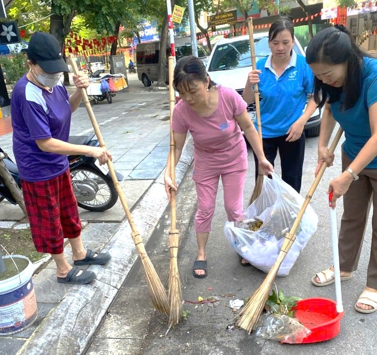 Các đơn vị, cùng người dân tham gia vệ sinh ngay từ sáng sớm, lan tỏa phong trào 'Sáng – Xanh – Sạch – Đẹp'. Ảnh: Trung tâm VHTT&TT Tây Hồ. Các đơn vị, cùng người dân tham gia vệ sinh ngay từ sáng sớm, lan tỏa phong trào 'Sáng – Xanh – Sạch – Đẹp'. Ảnh: Trung tâm VHTT&TT Tây Hồ.