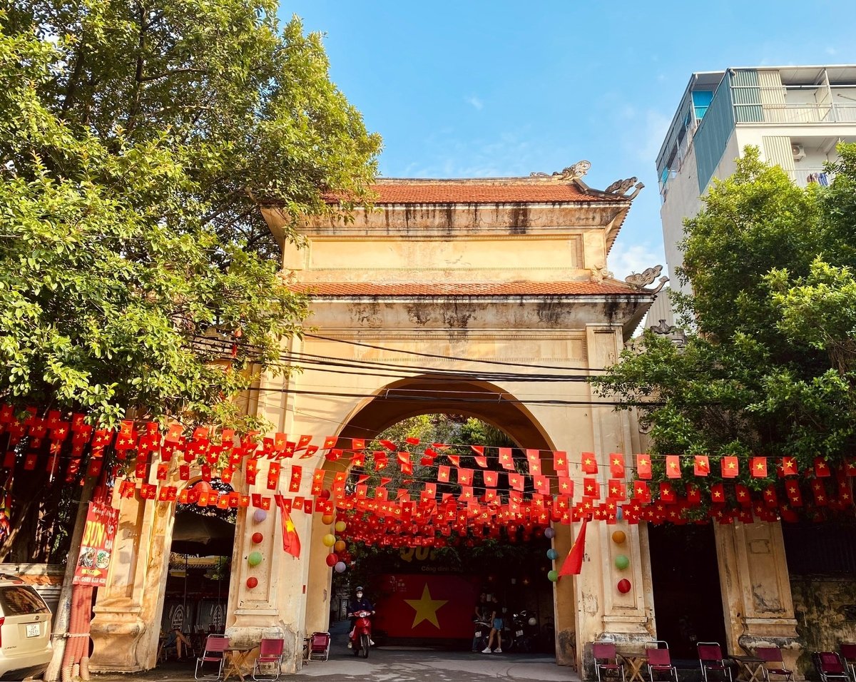 Cổng làng Cót (phường Yên Hòa) rực rỡ sắc đỏ sao vàng trong những ngày kỷ niệm 80 năm Quốc khánh. Ảnh: Thanh Ngọc. Cổng làng Cót (phường Yên Hòa) rực rỡ sắc đỏ sao vàng trong những ngày kỷ niệm 80 năm Quốc khánh. Ảnh: Thanh Ngọc.