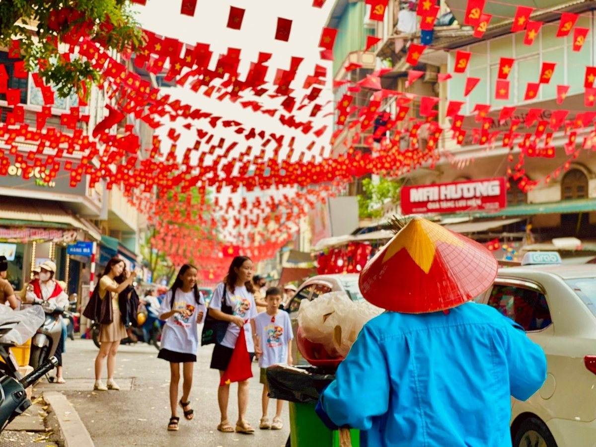 Dù cách thể hiện khác nhau, nhưng mỗi người dân Việt Nam giờ đây đều cháy bỏng tình yêu quê hương đất nước cận kề ngày lễ lớn. Ảnh: Thanh Ngọc. Dù cách thể hiện khác nhau, nhưng mỗi người dân Việt Nam giờ đây đều cháy bỏng tình yêu quê hương đất nước cận kề ngày lễ lớn. Ảnh: Thanh Ngọc.