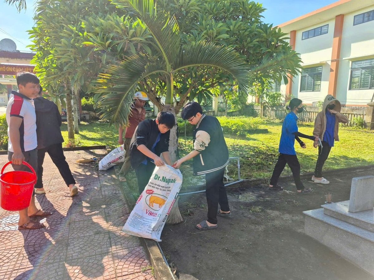 Đoàn thanh niên hưởng ứng phong trào toàn dân chung tay bảo vệ môi trường, vệ sinh tại các khu dân cư, khu vực công cộng. Ảnh: Võ Hà. Đoàn thanh niên hưởng ứng phong trào toàn dân chung tay bảo vệ môi trường, vệ sinh tại các khu dân cư, khu vực công cộng. Ảnh: Võ Hà.