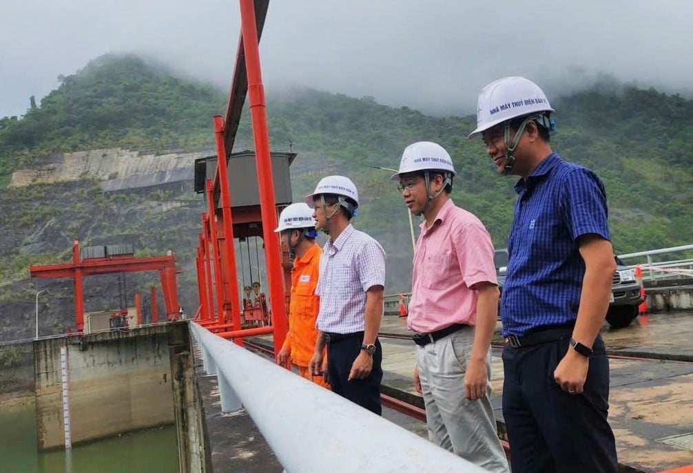 Thủy điện Bản Vẽ đã chủ động điều tiết, hạ thấp mực nước hồ xuống 191m – thấp hơn 9m so với mực nước dâng bình thường để tạo dung tích đón lũ. Ảnh: EVNGENCO1. Thủy điện Bản Vẽ đã chủ động điều tiết, hạ thấp mực nước hồ xuống 191m – thấp hơn 9m so với mực nước dâng bình thường để tạo dung tích đón lũ. Ảnh: EVNGENCO1.