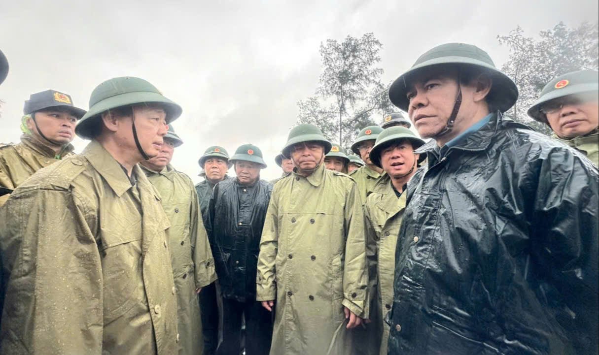 Phó Thủ tướng Trần Hồng Hà (bên trái hàng đầu) kiểm tra công tác phòng, chống bão tại khu vực tuyến đê Hội Thống, tỉnh Hà Tĩnh. Ảnh: Thanh Nga.