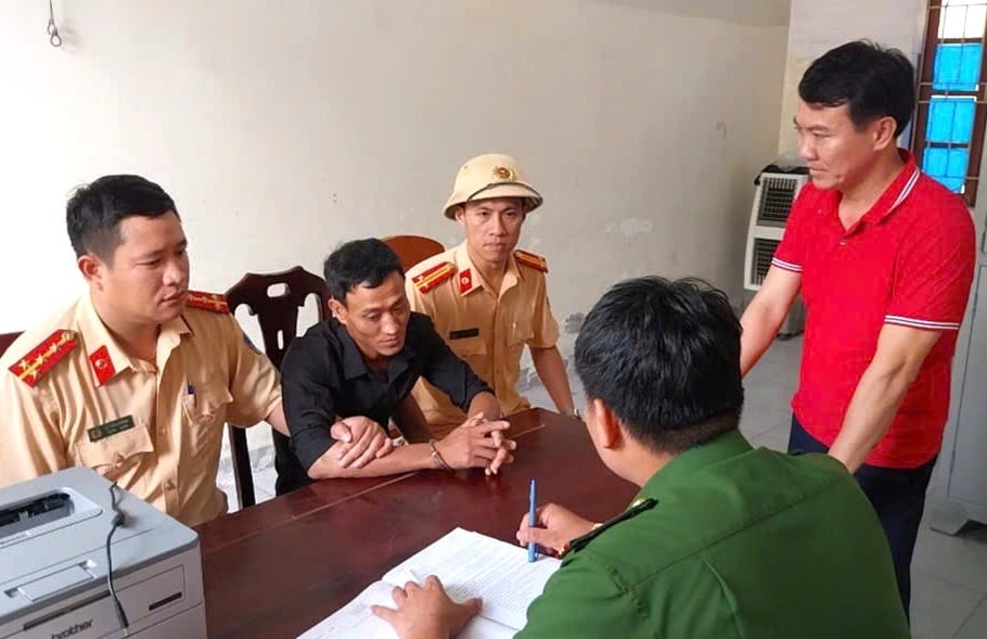Đối tượng Phan Công Luân bị Công an xã Nghi Lộc bắt giữ. Ảnh: Lực lượng chức năng cung cấp.