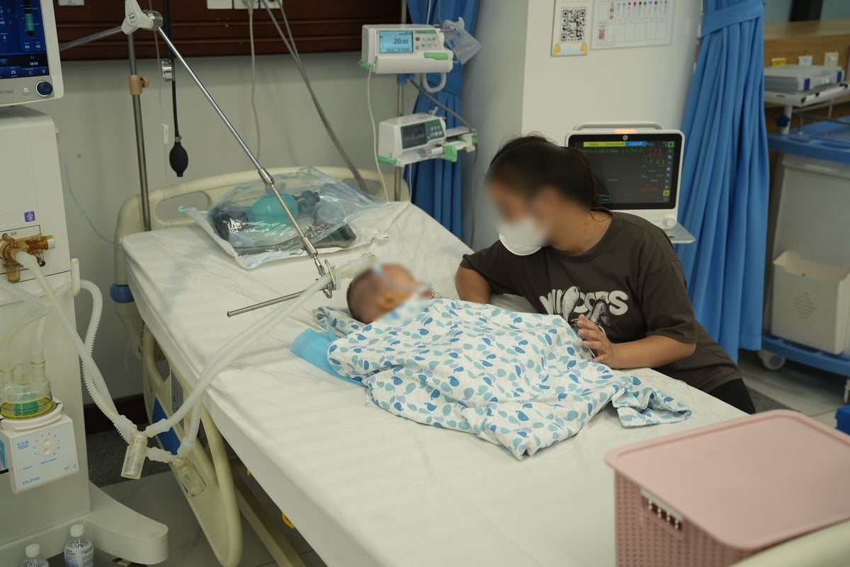 Trẻ bị tổn thương phổi lan tỏa hai bên, phim chụp phổi cho thấy hình ảnh điển hình của viêm phổi cấp nặng, có nguy cơ cao dẫn đến xơ phổi. Ảnh: Bệnh viện Nhi Hà Nội.