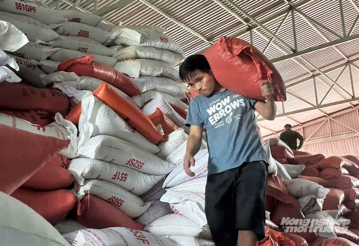 'Bão mạnh quá đánh bay cửa chính, xô đổ tường kho phía sau khiến khoảng 200 tấn lúa bị ướt, hư hỏng. Ước thiệt hại khoảng 2 tỷ đồng', anh Chương buồn bã nói.