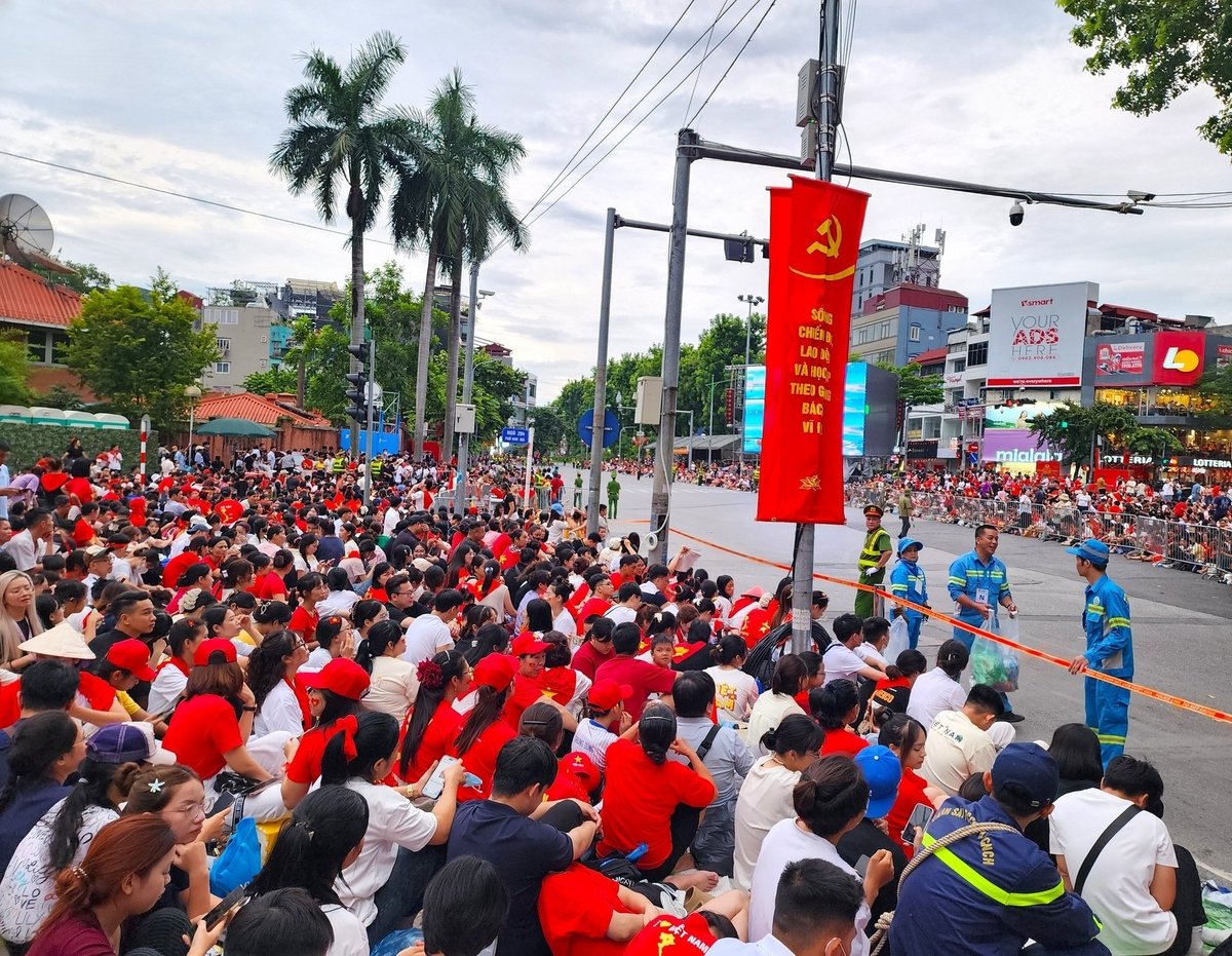Các công nhân môi trường đi nhặt rác trong cuộc tổng hợp luyện lần hai. Ảnh: Đinh Thanh Huyền.