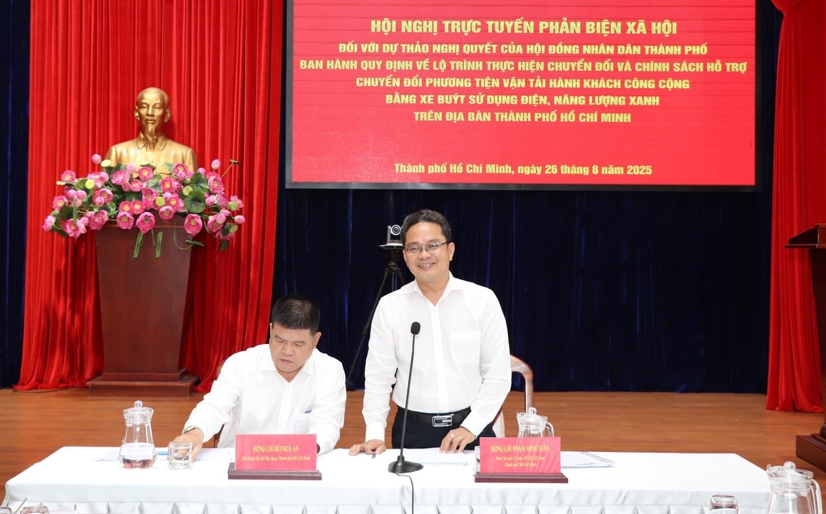 Ông Phạm Minh Tuấn cho rằng, những chiếc xe buýt vận hành bằng năng lượng sạch sẽ góp phần nâng cao chất lượng dịch vụ, cải thiện hình ảnh giao thông công cộng trong mắt người dân. Ảnh: Hà Duyên.