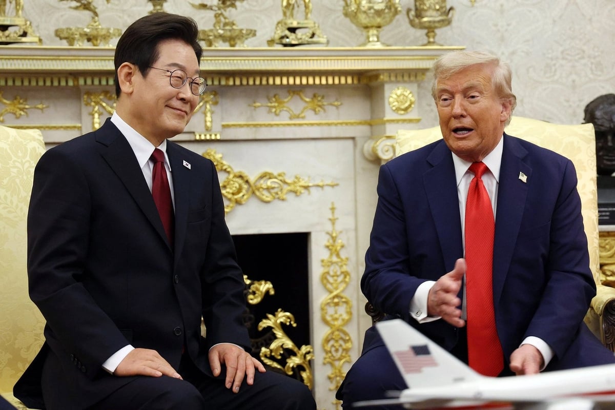 Tổng thống Hàn Quốc Lee Jae-myung và Tổng thống Hoa Kỳ Donald Trump trong cuộc gặp tại Phòng Bầu dục của Nhà Trắng hôm 25/8. Ảnh: EPA.