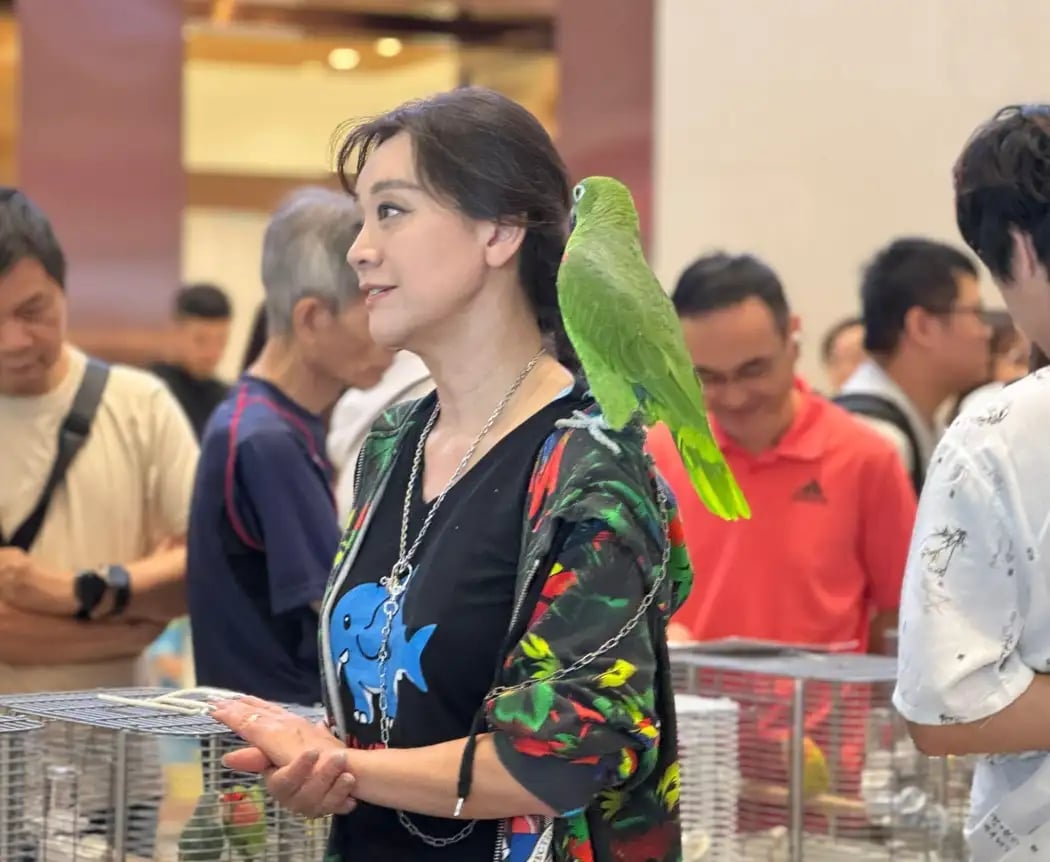 Bà Sharon Kwok Pong, người sáng lập Hong Kong Parrot Rescue. Ảnh: Hong Kong Parrot Rescue, qua Facebook.