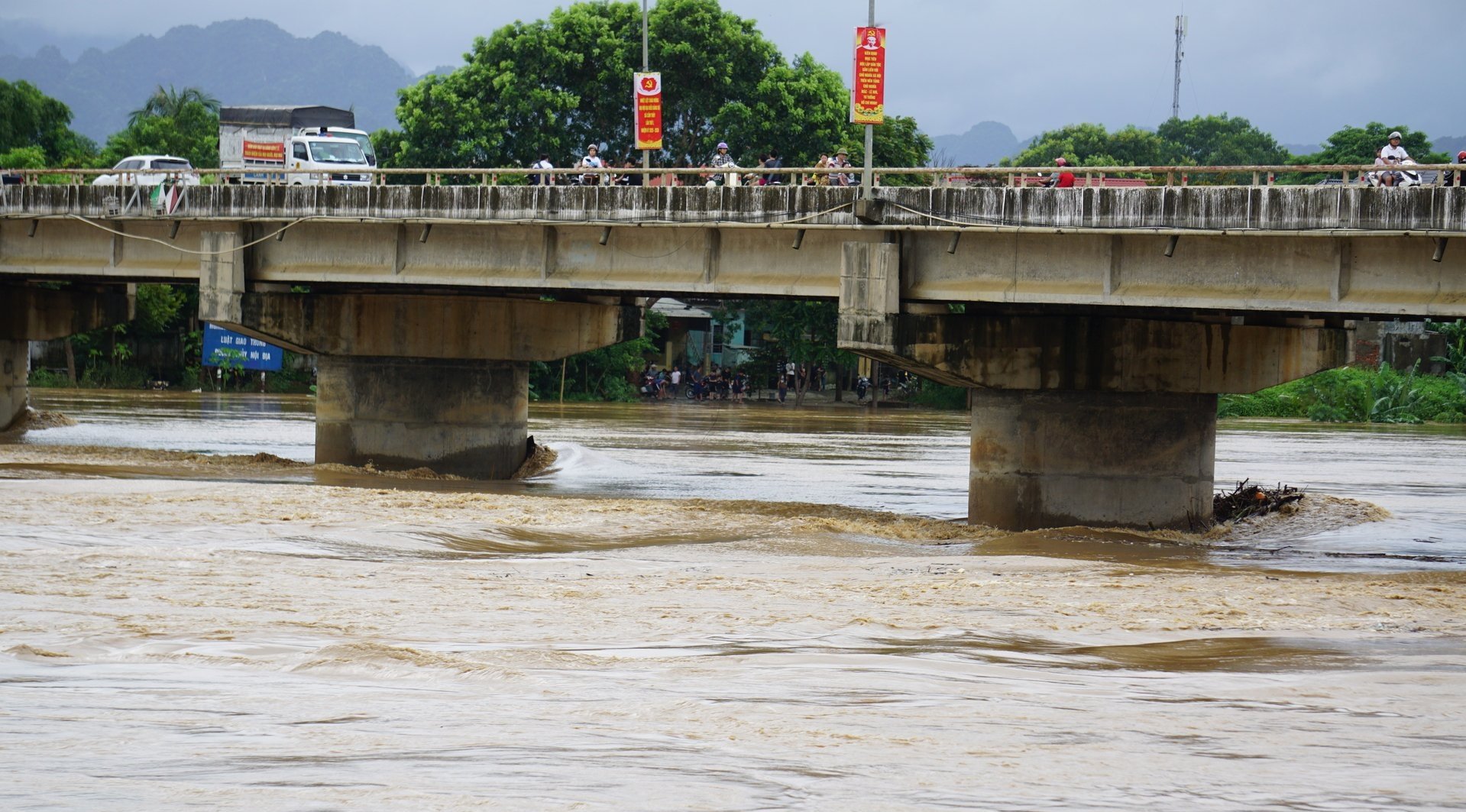 Mưa lớn kéo dài cùng nước lũ từ thượng nguồn đổ về sông Mã khiến 185 hộ dân với 685 nhân khẩu có nhà ở bị ngập nước ở xã Cẩm Thủy phải di dời đến nơi an toàn. Mưa lớn kéo dài cùng nước lũ từ thượng nguồn đổ về sông Mã khiến 185 hộ dân với 685 nhân khẩu có nhà ở bị ngập nước ở xã Cẩm Thủy phải di dời đến nơi an toàn.
