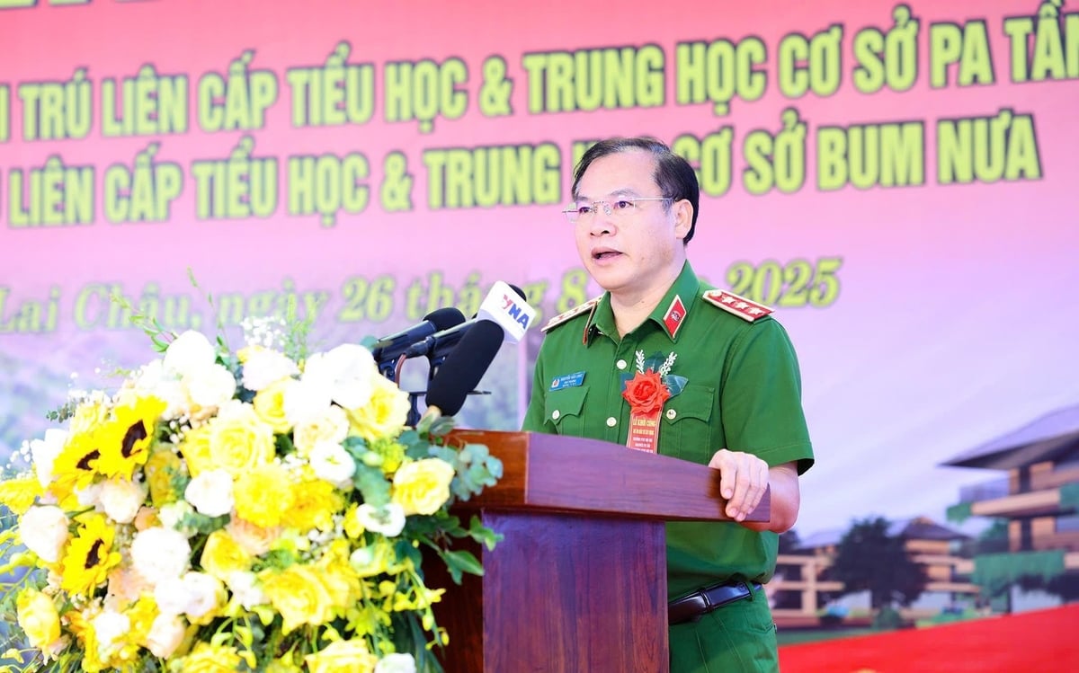 Thứ trưởng Nguyễn Văn Long khẳng định việc xây dựng hai trường nội trú liên cấp tại Pa Tần và Bum Nưa là chủ trương lớn của Đảng, Nhà nước và Bộ Công an, nhằm nâng cao chất lượng giáo dục vùng đồng bào dân tộc thiểu số. Ảnh: Công an tỉnh Lai Châu. 