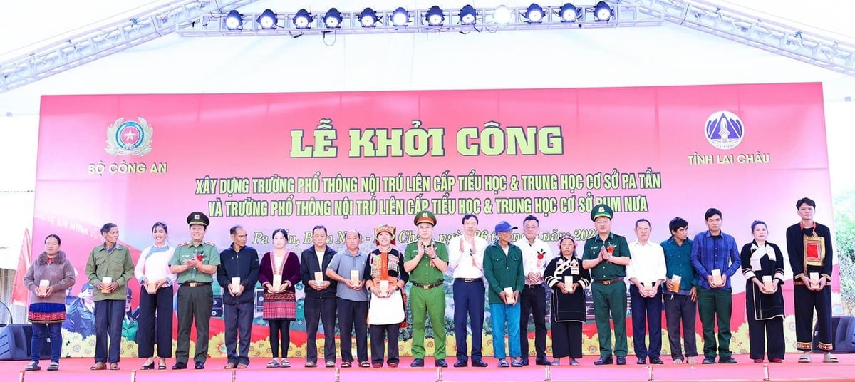 Lễ khởi công xây dựng Trường Phổ thông nội trú liên cấp TH&THCS Pa Tần và Trường Phổ thông nội trú liên cấp TH&THCS Bum Nưa. Ảnh: Công an tỉnh Lai Châu. 