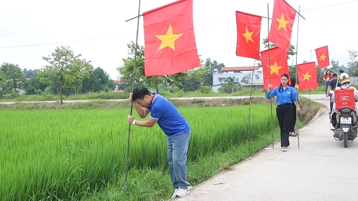 Đoàn viên, thanh niên tham gia dựng đường cờ Tổ quốc. Ảnh: Tỉnh đoàn Điện Biên. 