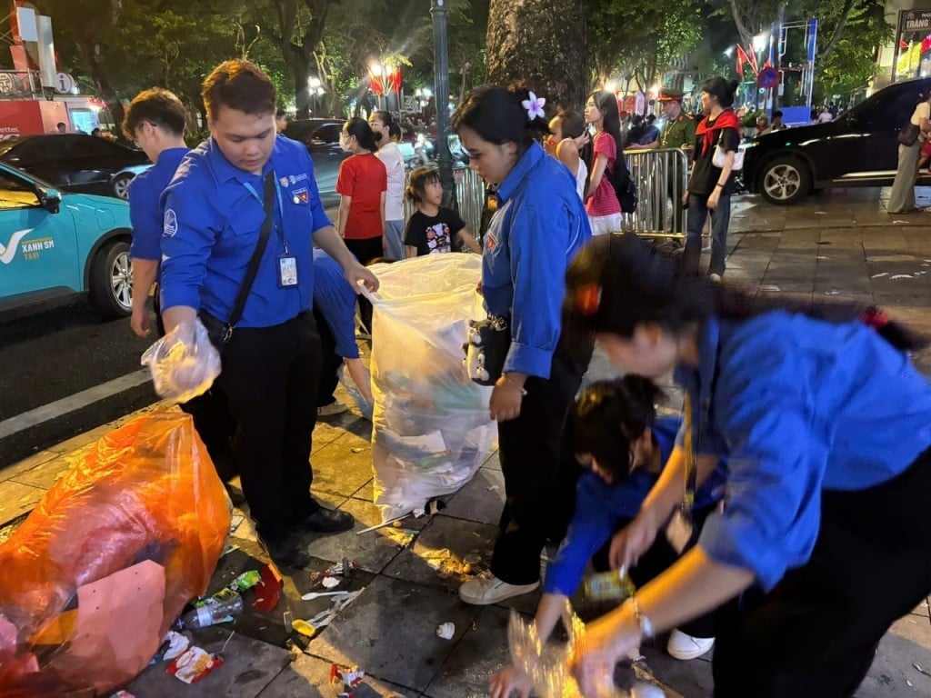 Đoàn viên tham gia nhặt rác. Ảnh: Trang A80.