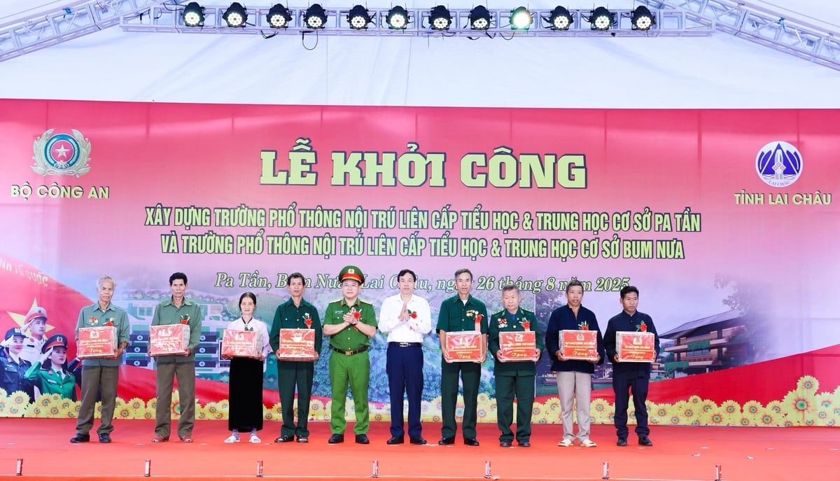 Bộ Công an đã trao tặng nhiều phần quà cho nhân dân, học sinh. Ảnh: Công an tỉnh Lai Châu. 