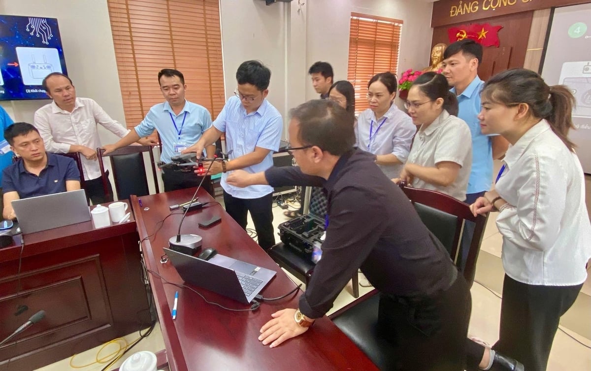Các học viên được hướng dẫn kỹ thuật sử dụng flycam trong công tác quản lý rừng. Ảnh: Quỹ Bảo vệ và Phát triển rừng tỉnh Điện Biên. Các học viên được hướng dẫn kỹ thuật sử dụng flycam trong công tác quản lý rừng. Ảnh: Quỹ Bảo vệ và Phát triển rừng tỉnh Điện Biên.