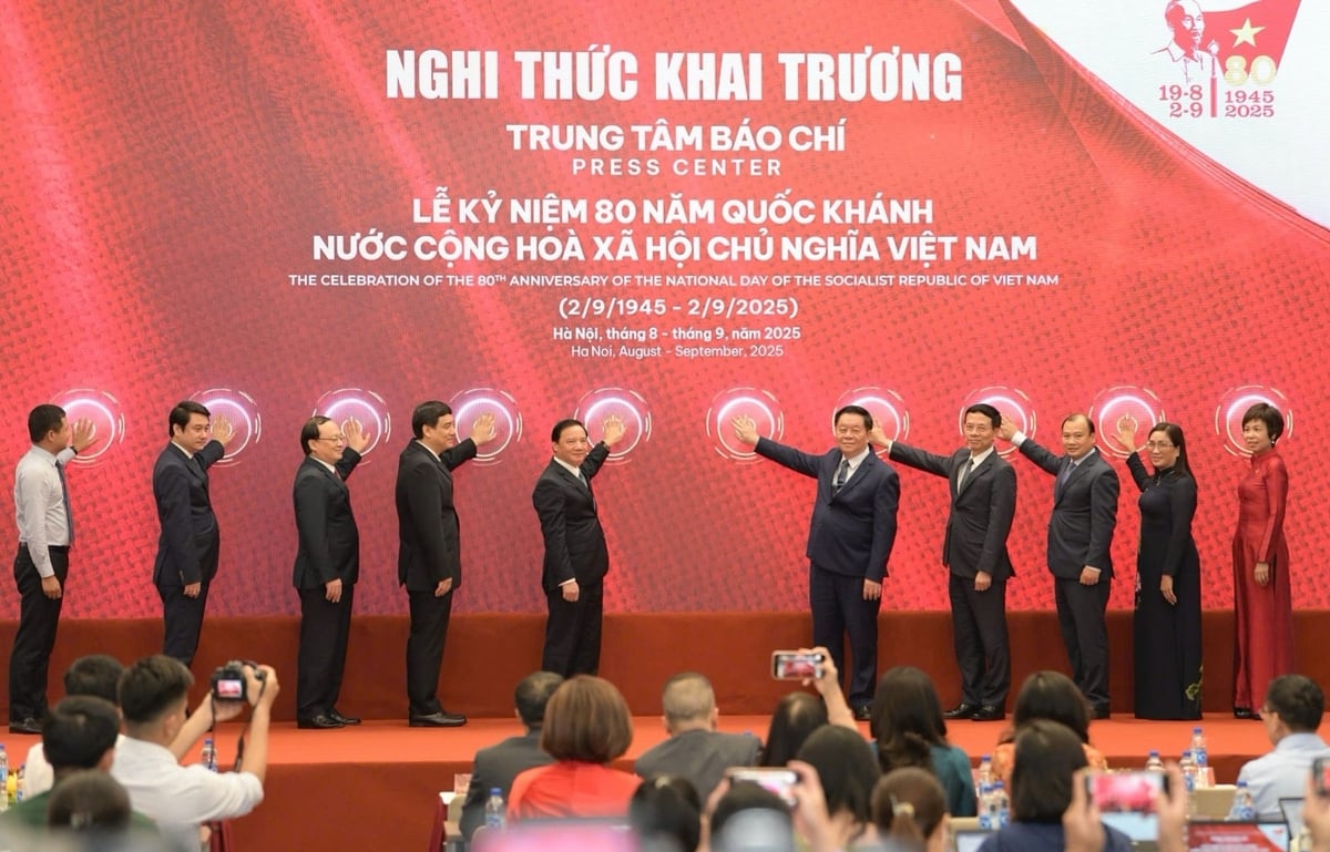 Các đại biểu thực hiện nghi thức khai trương trung tâm báo chí. Ảnh: Như Ý.