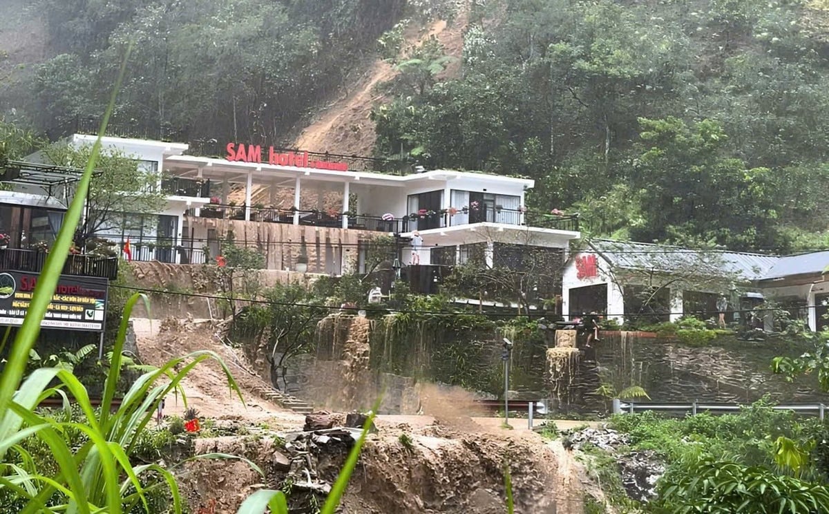 Cơ sở nuôi cá tầm và nhà nghỉ tại khu vự đèo Khau Phạ bị thiệt hại nghiêm trọng. Ảnh: NDCC.