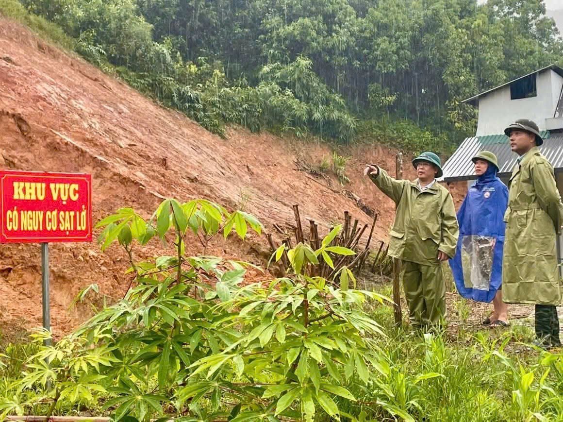 Lực lượng chức năng cắm biển cảnh báo nguy hiểm và di dời các hộ dân đến nơi an toàn. Ảnh: NDCC.