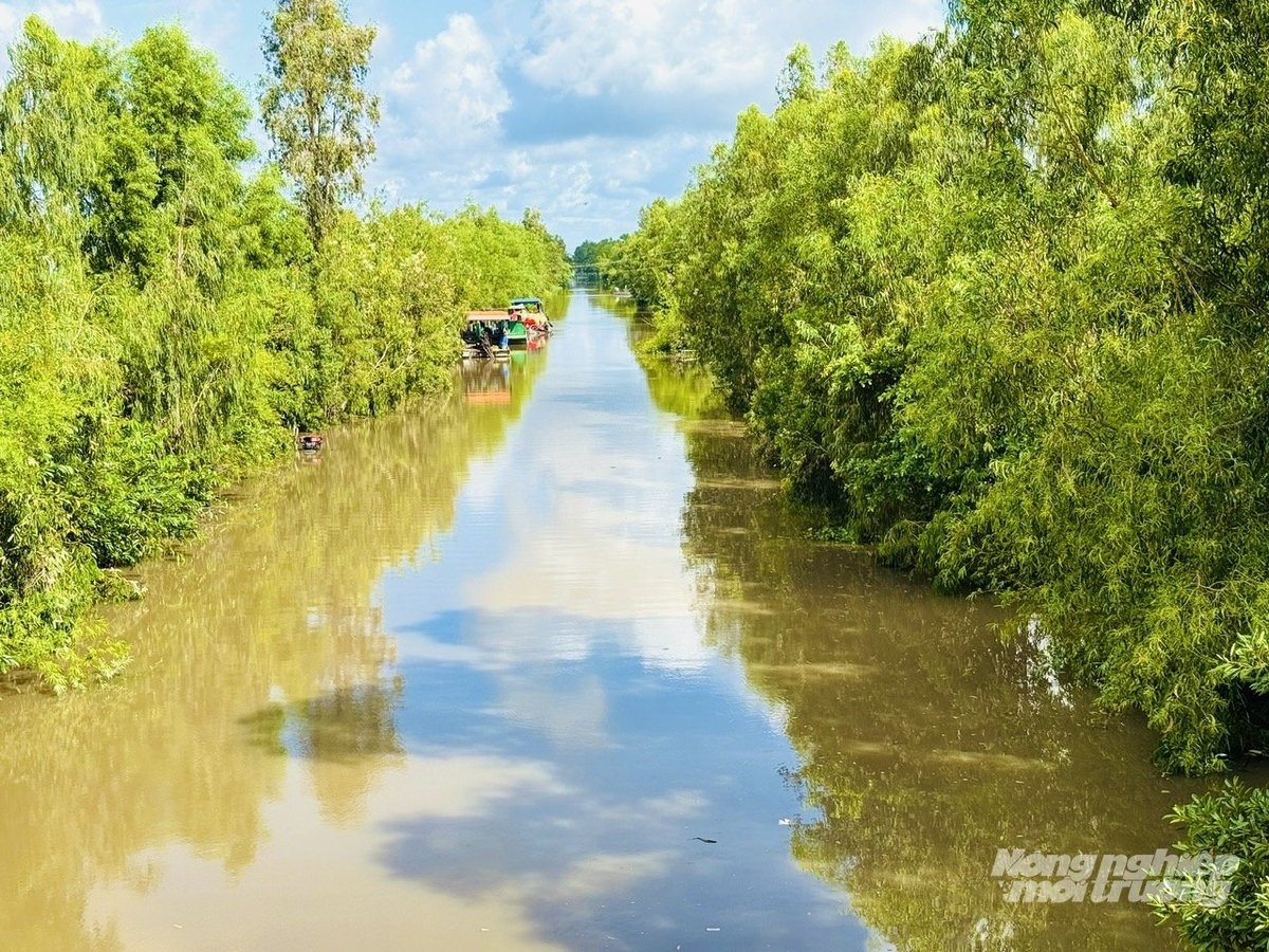 Tuyến kênh thủy lợi ở xã Tri Tôn, tỉnh An Giang góp phần điều tiết nước, phòng chống ngập úng trong mùa mưa lũ. Ảnh: Lê Hoàng Vũ.