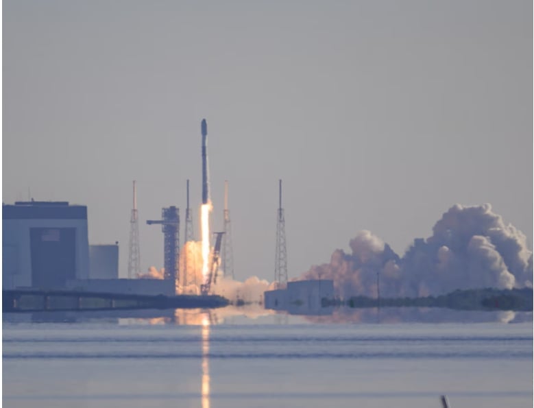 Một tên lửa SpaceX mang theo 28 vệ tinh Starlink cất cánh từ Trạm Không gian Cape Canaveral ở Florida. Ảnh: Jennifer Briggs.