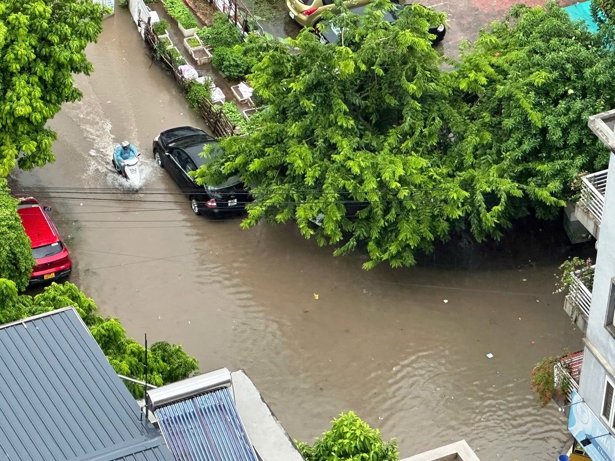 Khu Chung cư VOV nước ngập đến bánh xe. Ảnh: Nguyễn Thủy.