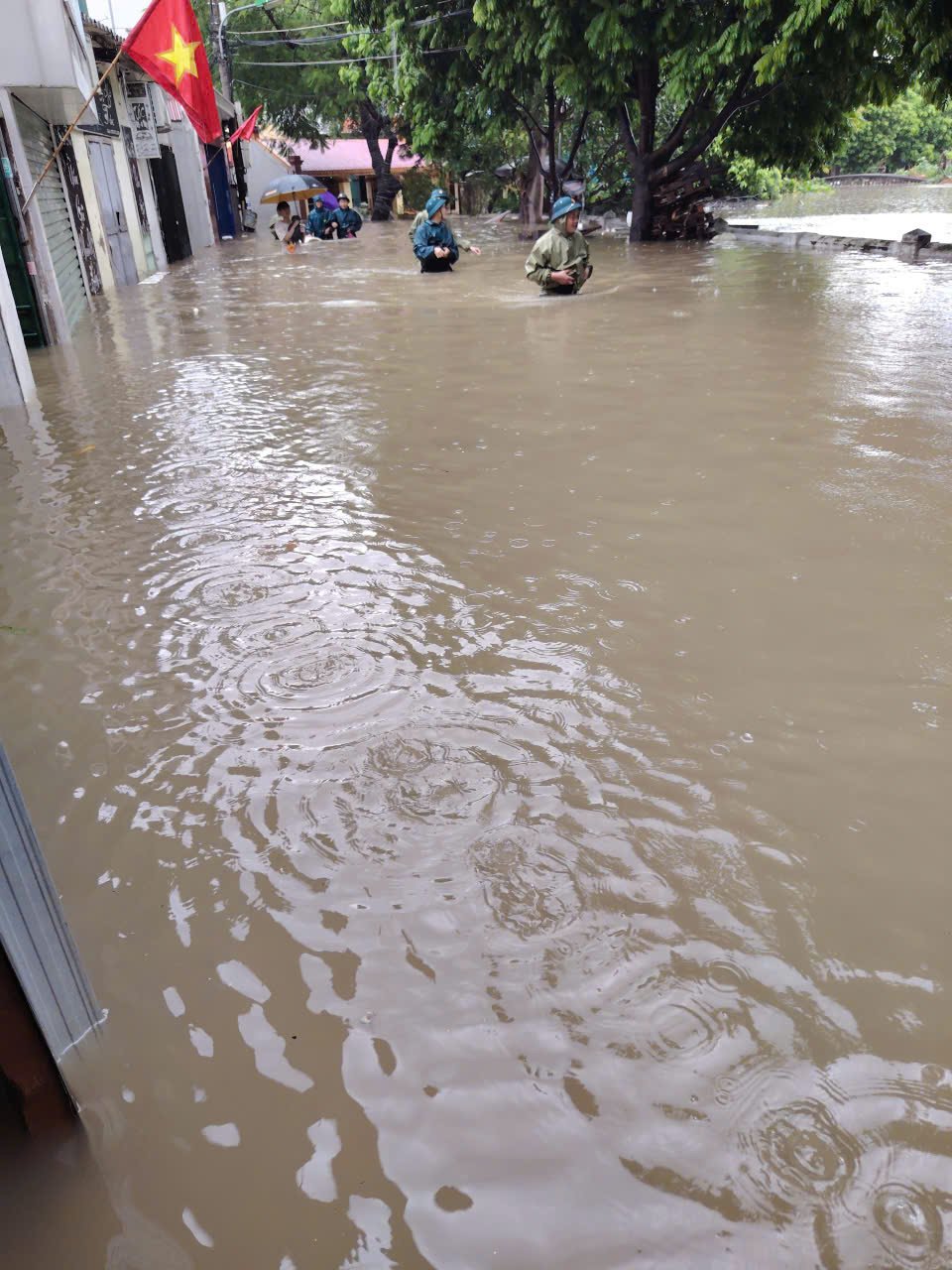 Nước ngập ngang người tại một tuyến đường khu vực Cầu Cốc, phường Tây Mỗ. Ảnh: Diệu Hòa.