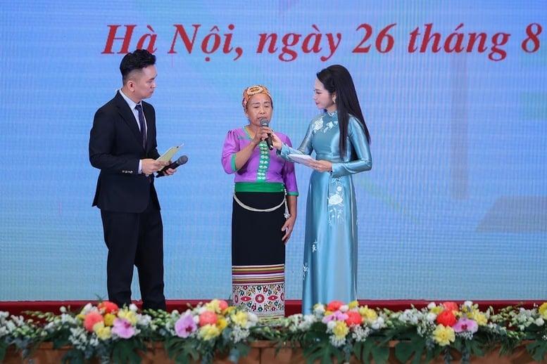 Bà Ngân Thị Hà, hộ nghèo dân tộc Thái tại Lào Cai, đại diện cho các gia đình trong diện được hỗ trợ trên cả nước, chia sẻ cảm xúc tại Hội nghị. Ảnh: VGP/Nhật Bắc.