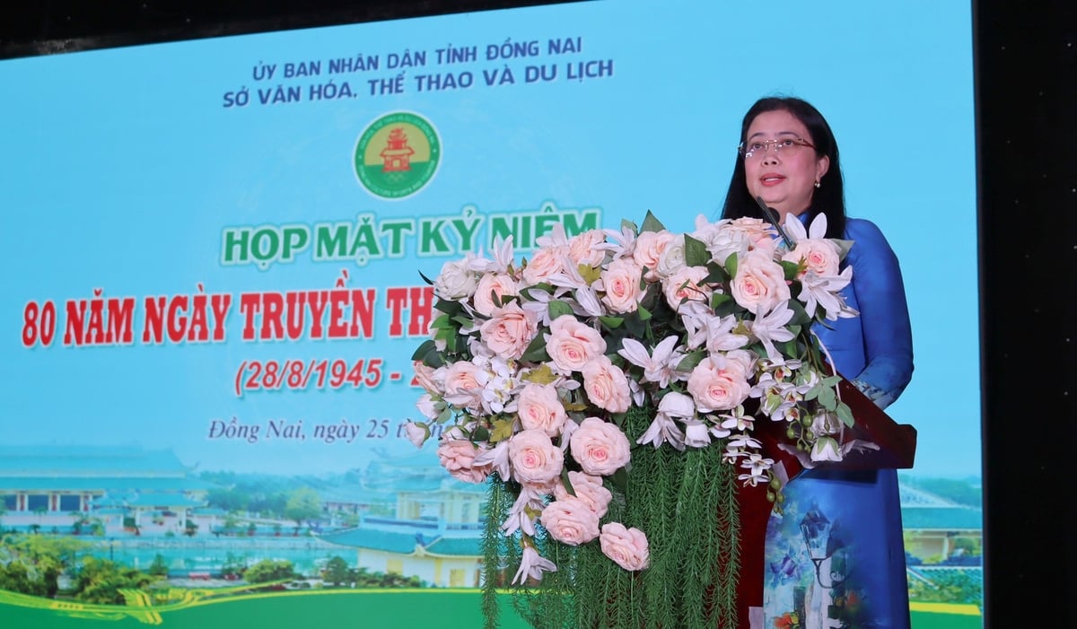 Bà Lê Thị Ngọc Loan - Tỉnh ủy viên, Giám đốc Sở VHTTDL tỉnh Đồng Nai đọc diễn văn ôn lại truyền thống 80 năm của ngành Văn hóa. Ảnh: Tường Tú.